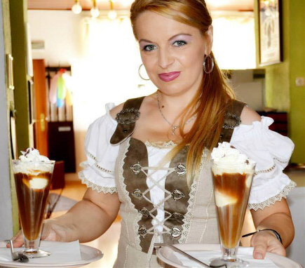 Mariana Besch freut sich auf Ihren Besuch im Café Bamberger Treff